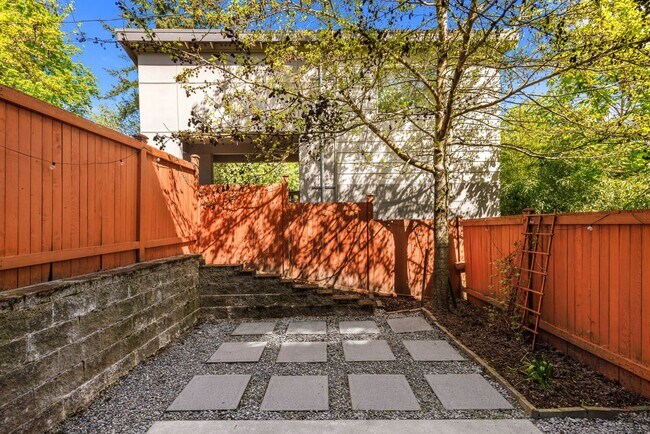 Building Photo - Lovely 3 Bedroom Townhome - Attached Garage