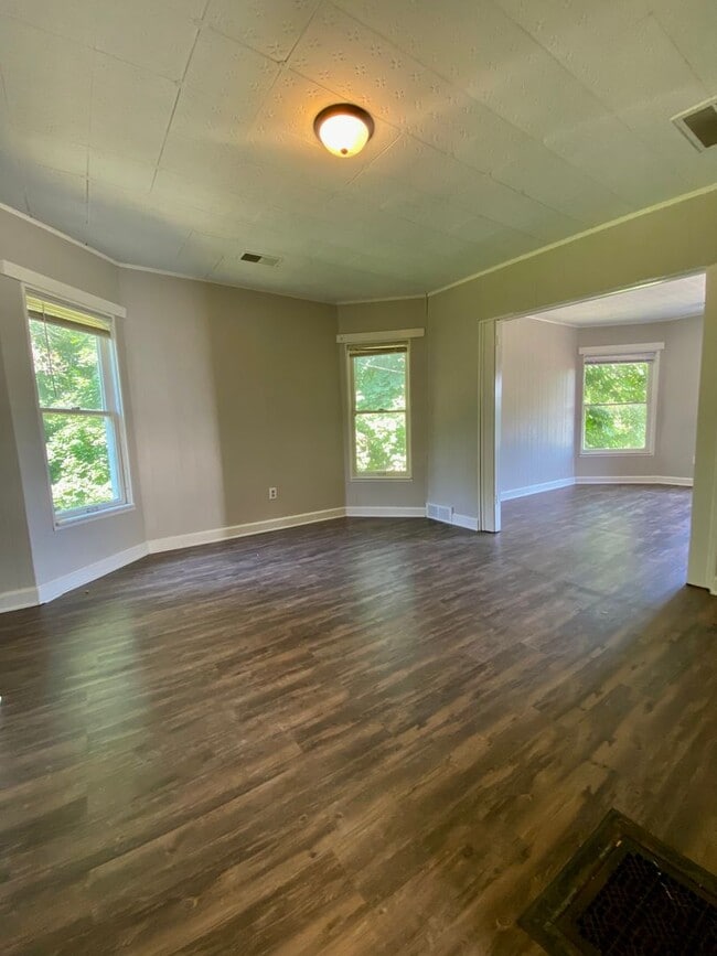 Building Photo - 98 E Van Buren St