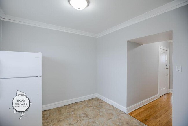Building Photo - Bright and Sunny Cicero apartments!