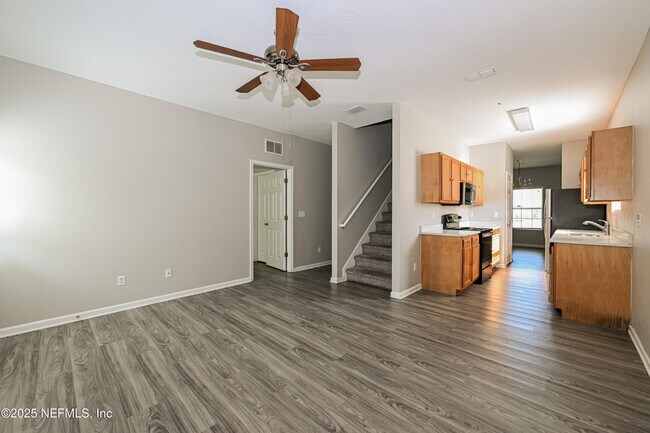 Foto del edificio - 8132 Hilsdale Rd