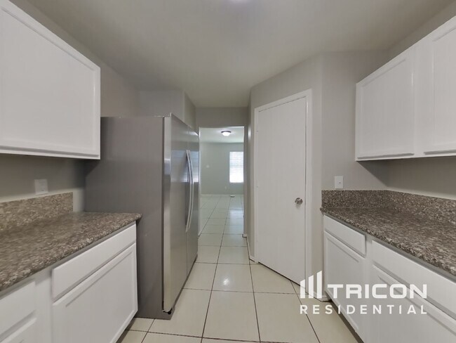 Foto del edificio - 639 Regal Hollow Ln