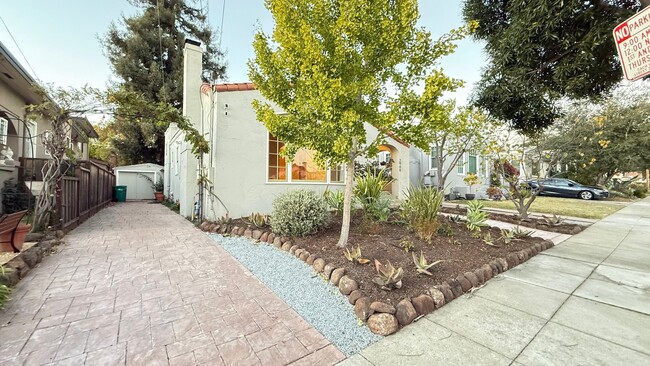 Foto del edificio - Charming Two Plus Bedroom Bungalow with En...