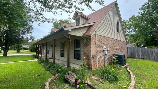 Building Photo - Renovated 5 Bedroom 3 Bath Home with 2 Car...