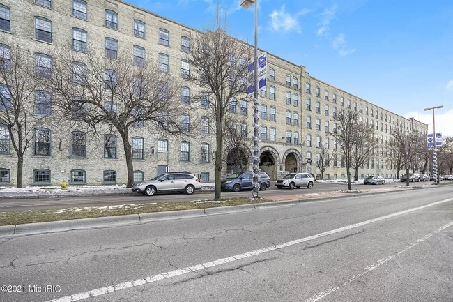 Foto del edificio - 940 Monroe Ave NW