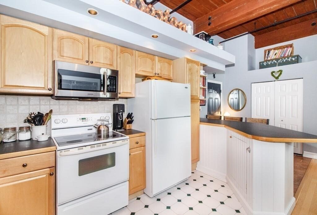 Foto principal - 326 W 2nd St