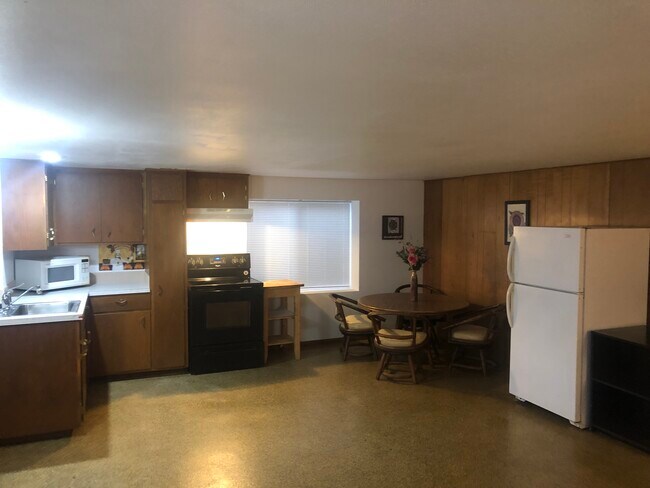 Building Photo - 1801 Silvercrest Dr