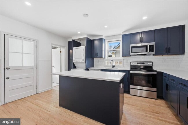 Building Photo - 734 Sunnyside Ave