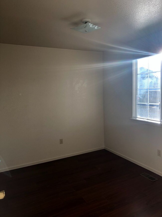 Foto del edificio - Light and Bright Three Bedroom Two Bath Du...