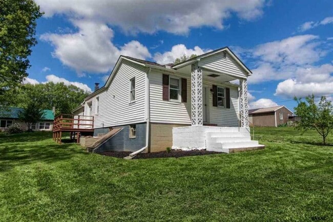 Building Photo - Coming Soon - Beautiful 3 Bedroom, 1 Bath ...