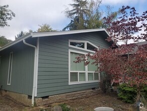 Building Photo - 826 SE Sharon Ave
