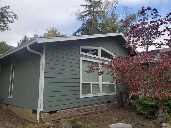 Foto del edificio - East Roseburg 3 bedroom 2 bath close to Eastwood school