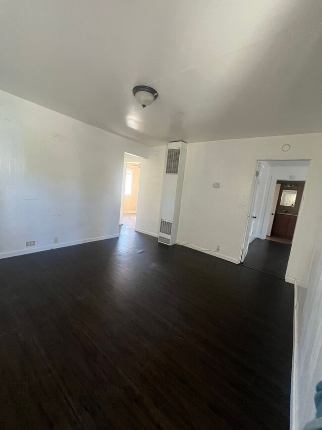 Building Photo - 2 Bedroom, 1 Bathroom Home