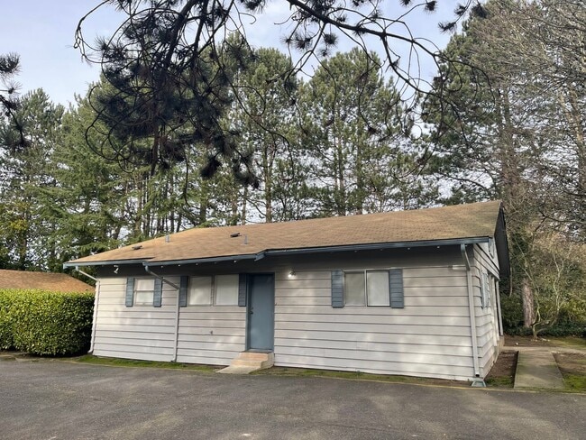 Building Photo - Nice and Bright Rambler near Downtown Kirkland