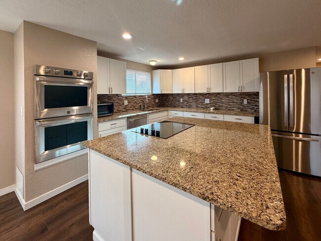 Foto del edificio - Spacious SINGLE-LEVEL 3 Bed / 3 Bath – NEW Carpet, Marble Counters & Fenced Yard