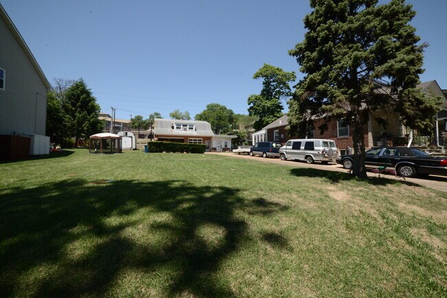 Shared side yard (not exclusive for 1101 Yale) - 1101 Yale Ave