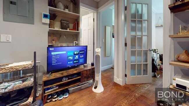 Foto del edificio - 422 E 9th St