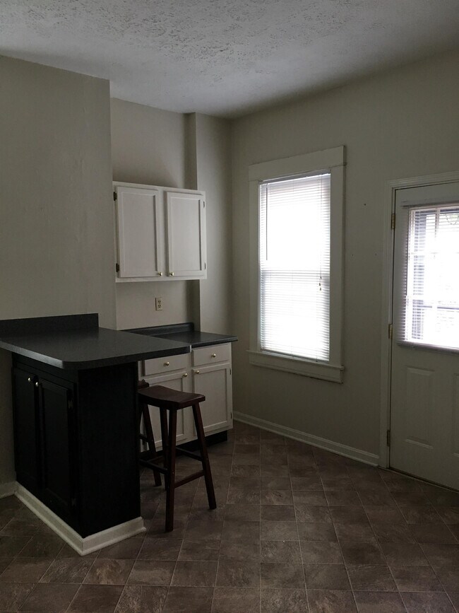 Building Photo - 657 S Limestone