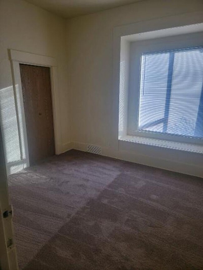 Building Photo - UPS Area 3 Bedroom