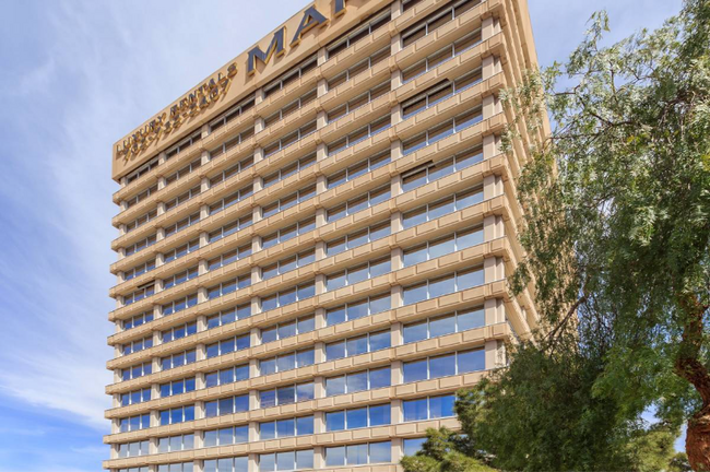 Foto del edificio - 1020 E Desert Inn Rd