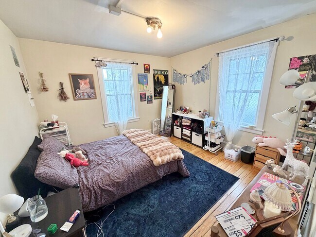 Foto del edificio - 3 Bedroom Apartment in Burlington VT Available NOW! OFF STREET PARKING, LAUNDRY, HEAT INCLUDED!
