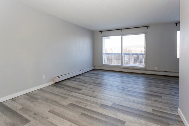 Building Photo - Hearthstone Manor