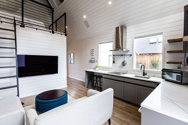 Foto del edificio - A Micro Home That Doesn't Feel Small!