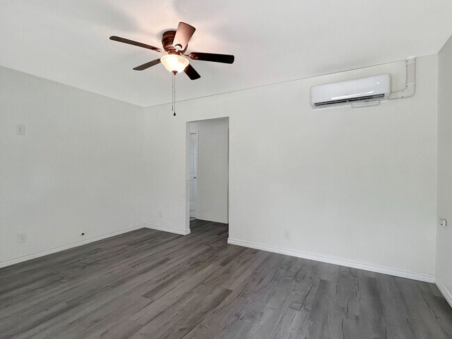 Foto del edificio - Cozy, Remodeled 2BR with Covered Parking &...