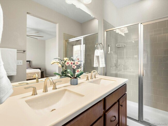 Foto del edificio - 23646 E 5th Pl