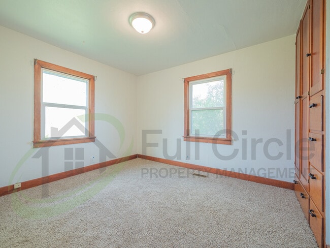 Building Photo - 513 6th St N