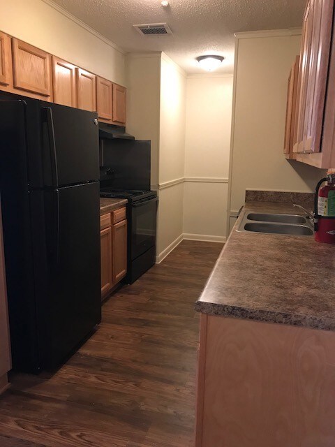 Primary Photo - 905 Parkwood Dr
