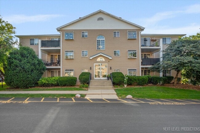 Building Photo - 451 Valley Dr