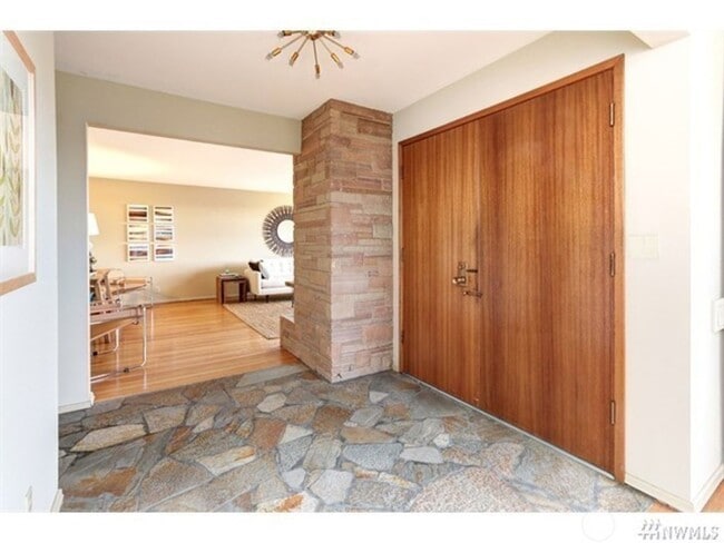 Building Photo - 3Bd/1.75Ba Seattle House
