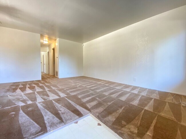 Foto del edificio - 2 Bed 1 Bath Condo with Garage + Extra Sto...