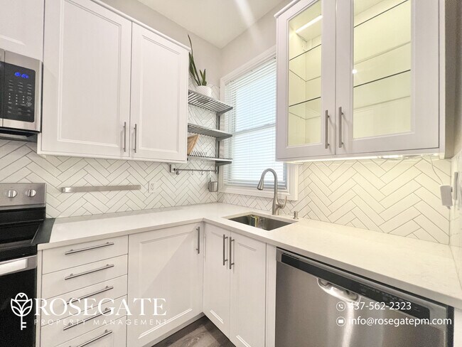 Photo du bâtiment - Spacious 2-Bedroom Retreat in the Heart of...