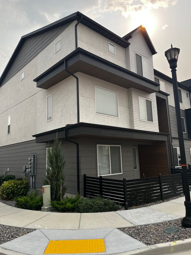 Building Photo - 1142 W 310 S