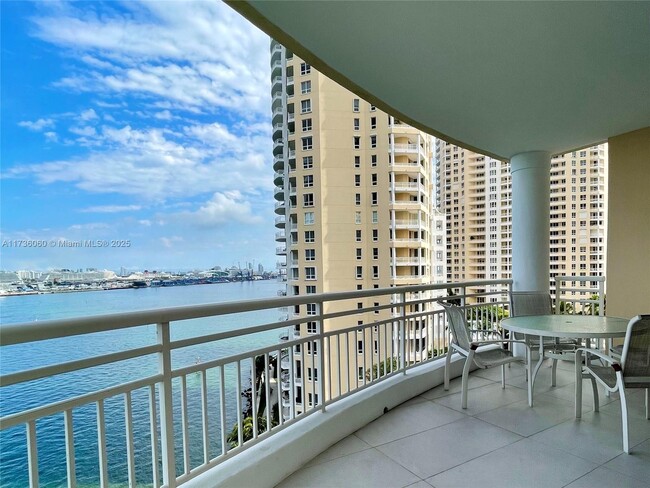 Foto del edificio - 888 Brickell Key Dr