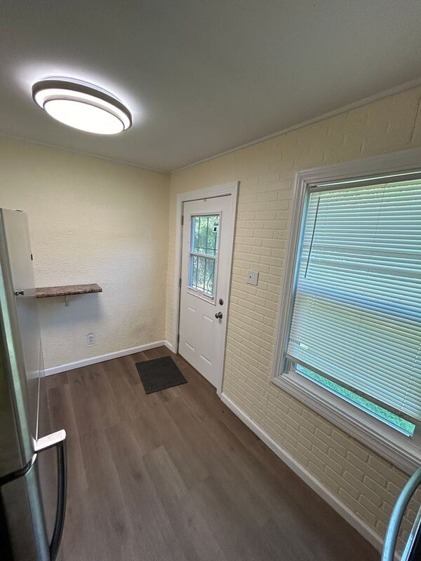 Building Photo - 406 Plaza Ave