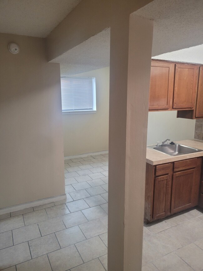 Foto del edificio - 2250 S Oliver Ave