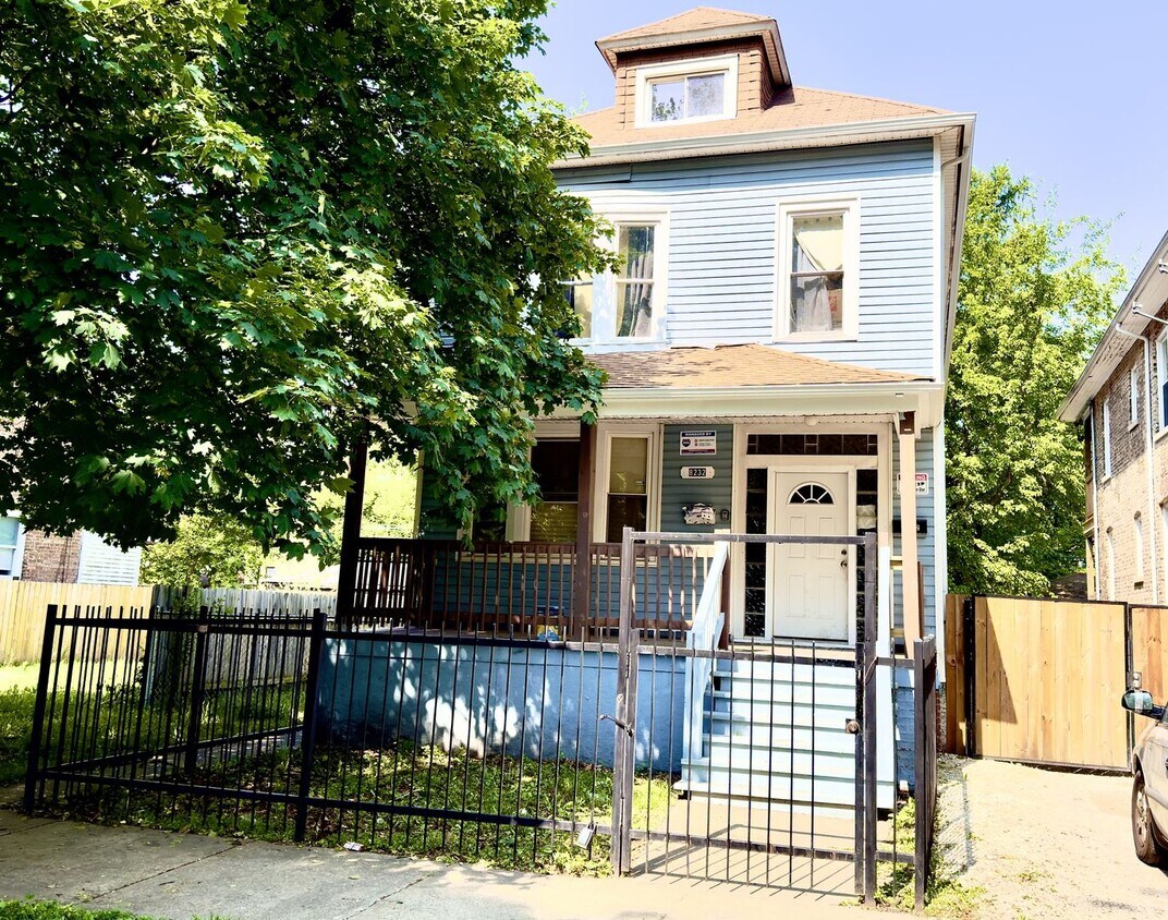 Foto principal - 8232 S Marquette Ave