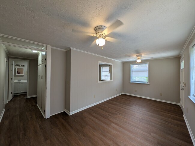Foto del edificio - 1003 Jackson St Ext