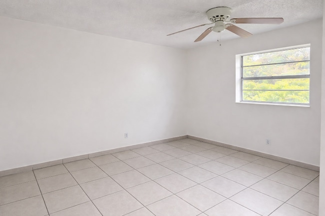 Foto del edificio - 6151 Eaton St