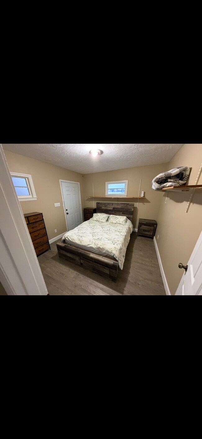 Foto del edificio - 823 Hawkins Dr