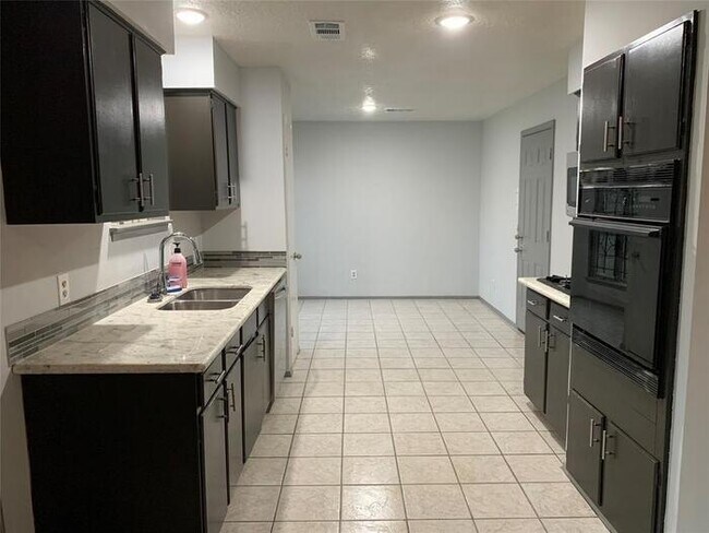 Foto del edificio - Well Maintain 4 BEDROOMS for $1550/mo.!