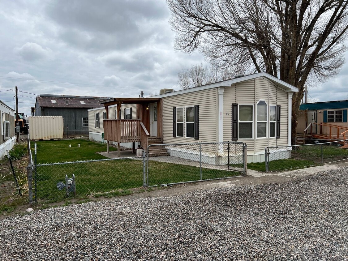 Primary Photo - 3 Bedroom 2 Bath High-End Mobile Home with...