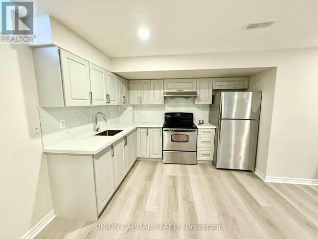 Building Photo - 33 Ferncliffe Crescent