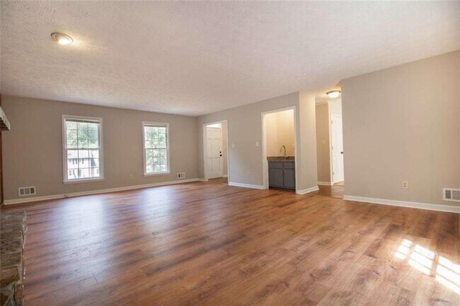 Foto del edificio - 380 Benjamin Cir