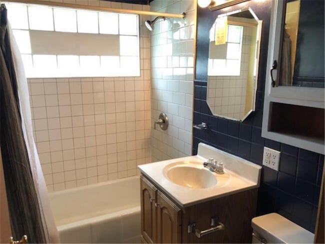 Building Photo - 116 E Niagara St