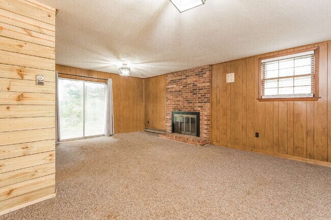 Foto del edificio - 3-Bed Plus 2 Bonus Rooms with Large Yard!