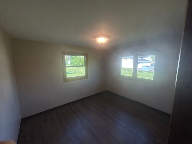 Foto del edificio - 603-605 Woodbine Ave