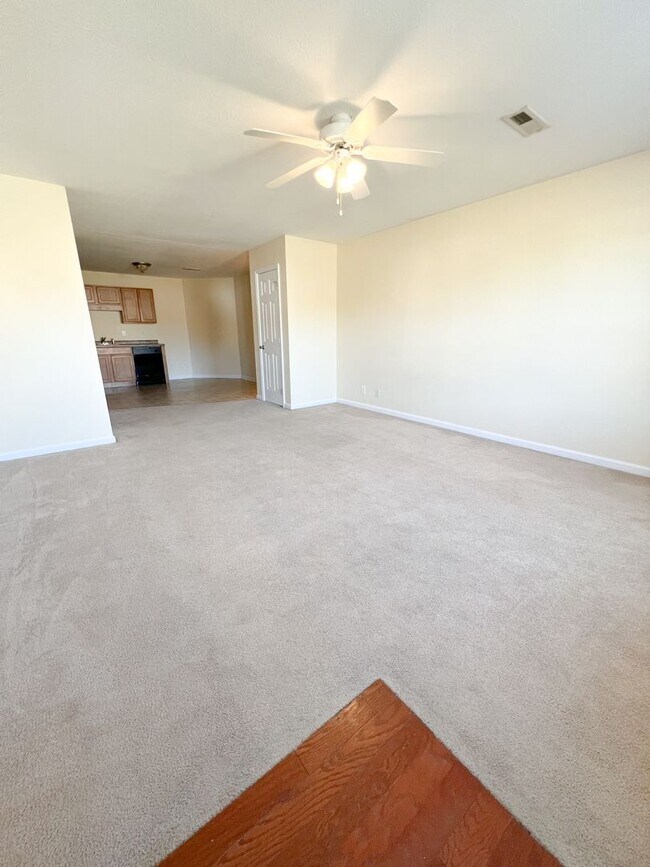 Building Photo - 528 Luxury Dr